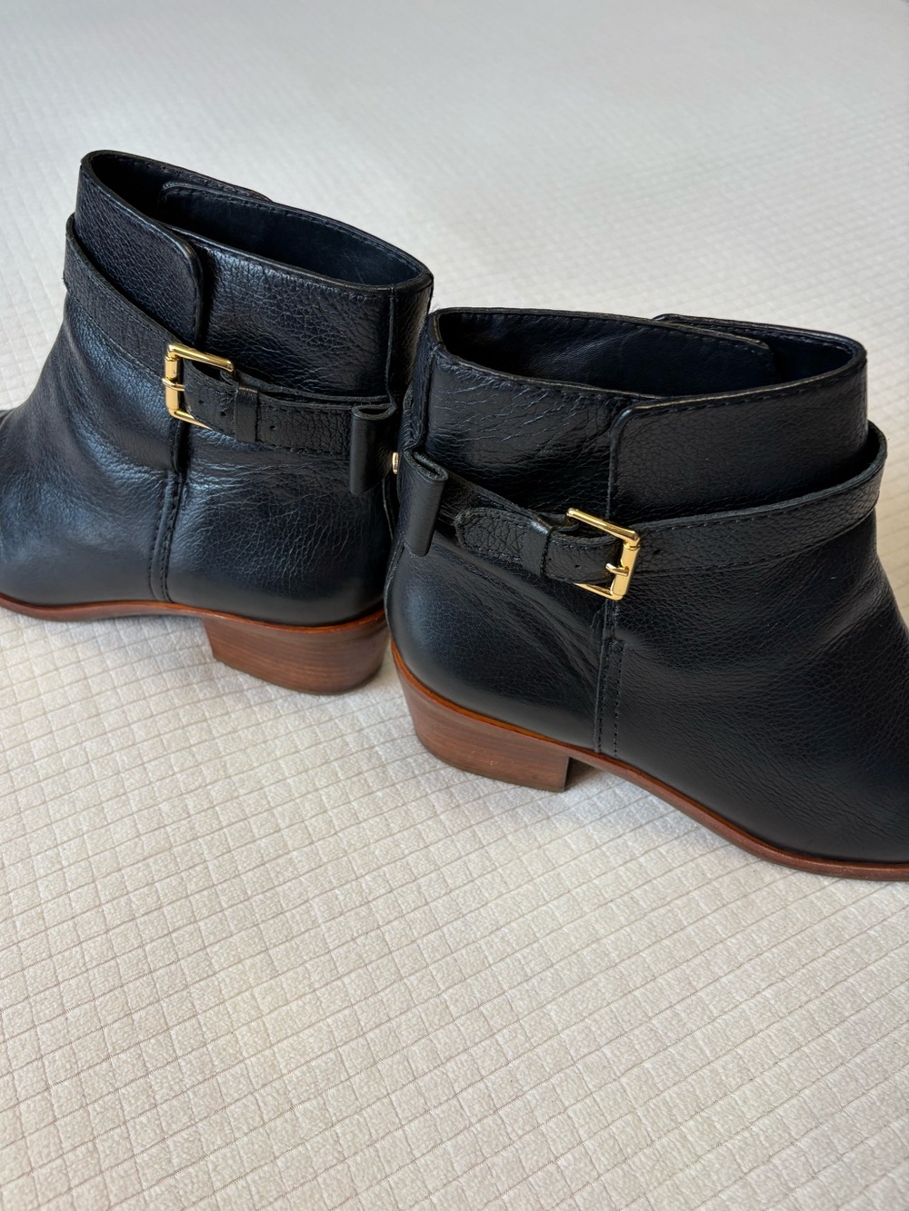 Kate Spade black leather bow accent ankle boots - Picture 3 of 14